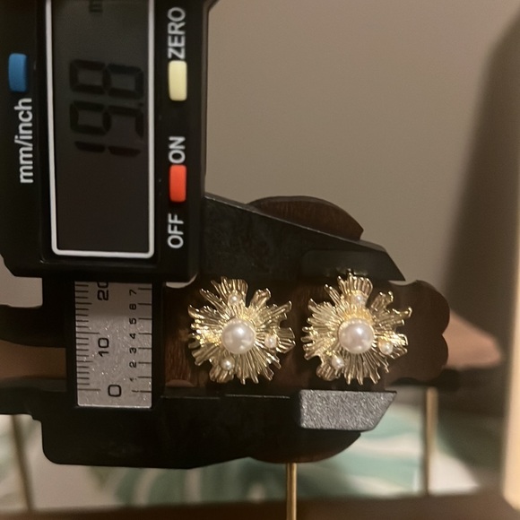 Sunflower Pearl Stud Earrings - Picture 5 of 6